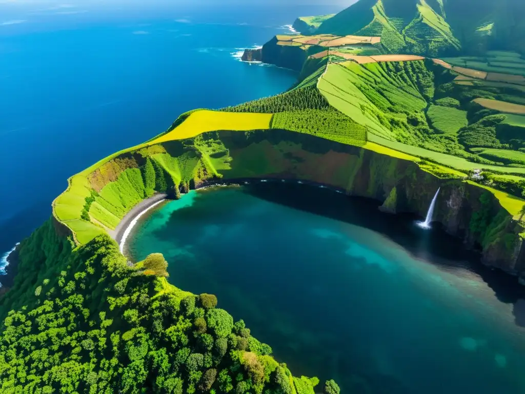 Vistas aéreas impresionantes de las Azores: aventura y belleza natural Fotografía aérea con drones en Azores: Vista impresionante de paisajes verdes, acantilados dramáticos y aguas cristalinas desde el cielo