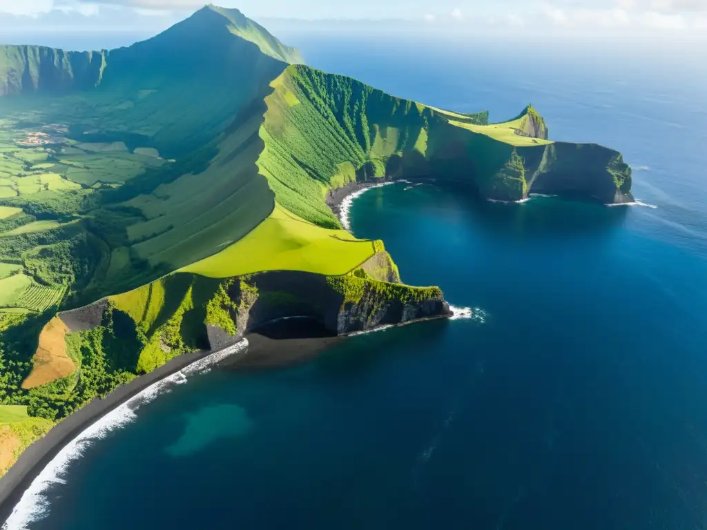 Azores: Belleza Natural desde el Aire Imagen aérea impresionante de las Azores, con costa dramática, paisajes verdes y aguas azules