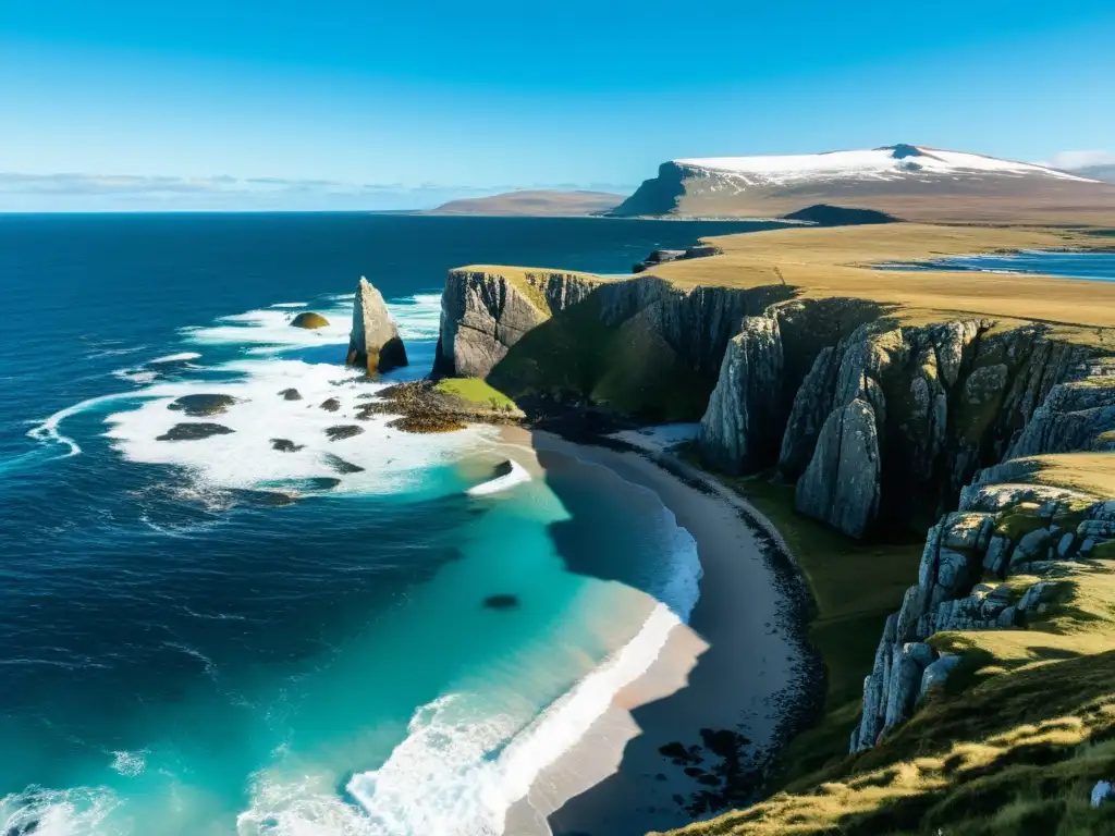 Costa salvaje de las Islas Malvinas: Naturaleza en su estado puro Planificar viaje a las Malvinas: espectacular costa con acantilados, mar agitado y naturaleza salvaje en las Islas Malvinas